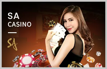 Bàn chơi Poker với các lá bài và chip cược